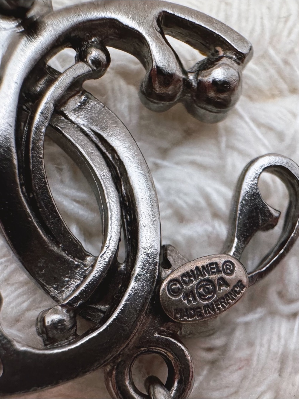 Chanel vintage gunmetal-toned earrings with CC logo and pearl drops - Picture 7 of 8